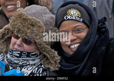 Jan 17, 2009 - Baltimore, Maryland, Stati Uniti d'America - il presidente eletto Barack Obama e il Vice Presidente eletto Joe Biden sostenitori coraggiosi il freddo presso la War Memorial Plaza a Baltimora, Maryland durante il fischietto Arresta Tour. (Credito Immagine: © Chaz Niell Southcreek/EMI/ZUMA Press) Foto Stock