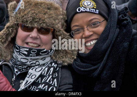 Jan 17, 2009 - Baltimore, Maryland, Stati Uniti d'America - il presidente eletto Barack Obama e il Vice Presidente eletto Joe Biden sostenitori coraggiosi il freddo presso la War Memorial Plaza a Baltimora, Maryland durante il fischietto Arresta Tour. (Credito Immagine: © Chaz Niell Southcreek/EMI/ZUMA Press) Foto Stock