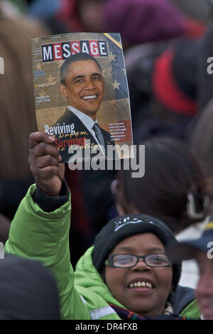 Jan 17, 2009 - Baltimore, Maryland, Stati Uniti d'America - il presidente eletto Barack Obama e il Vice Presidente eletto Joe Biden sostenitori coraggiosi il freddo presso la War Memorial Plaza a Baltimora, Maryland durante il fischietto Arresta Tour. (Credito Immagine: © Chaz Niell Southcreek/EMI/ZUMA Press) Foto Stock