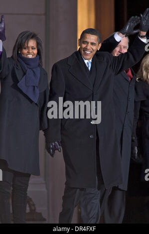 Jan 17, 2009 - Baltimore, Maryland, Stati Uniti d'America - il presidente eletto Barack Obama e Michelle Obama salutare il grande folla presso la War Memorial Plaza a Baltimora, Maryland durante il fischietto Arresta Tour. (Credito Immagine: © Chaz Niell Southcreek/EMI/ZUMA Press) Foto Stock