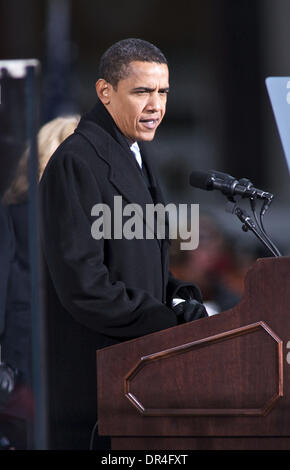 Jan 17, 2009 - Baltimore, Maryland, Stati Uniti d'America - il presidente eletto Barack Obama parla di una grande folla presso la War Memorial Plaza a Baltimora, Maryland durante il fischietto Arresta Tour. (Credito Immagine: © Chaz Niell Southcreek/EMI/ZUMA Press) Foto Stock