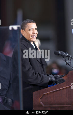 Jan 17, 2009 - Baltimore, Maryland, Stati Uniti d'America - il presidente eletto Barack Obama parla di una grande folla presso la War Memorial Plaza a Baltimora, Maryland durante il fischietto Arresta Tour. (Credito Immagine: © Chaz Niell Southcreek/EMI/ZUMA Press) Foto Stock