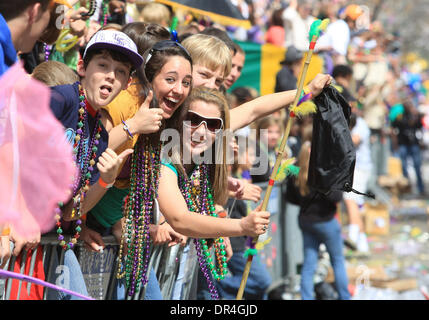 Feb 24, 2009 - New Orleans, Louisiana, Stati Uniti d'America - Scene di Krewe di Zulu parade come laminati lungo il San Carlo Avenue parade route gettando perle, dipinto di noci di cocco e vari ninnoli sul Mardi Gras day a New Orleans, Louisiana. Mardi Gras è una celebrazione annuale che termina a mezzanotte con l'inizio della Cattolica tempo quaresimale che inizia con il Mercoledì delle Ceneri e termina con Foto Stock