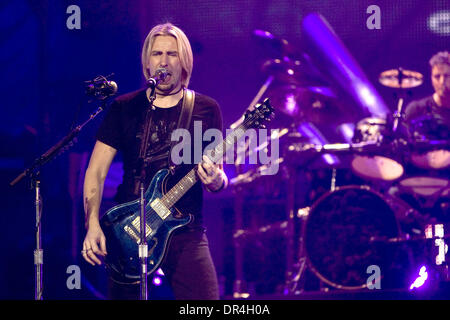 Mar 02, 2009 - Toronto, Ontario, Canada - cantante/chitarrista CHAD KROEGER del gruppo Nickelback esegue dal vivo presso la Air Canada Centre di Toronto. (Credito Immagine: © Steve Dormer Southcreek/EMI/ZUMA Press) Foto Stock