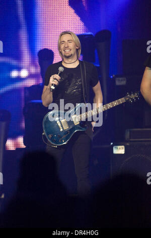 Mar 02, 2009 - Toronto, Ontario, Canada - cantante/chitarrista CHAD KROEGER del gruppo Nickelback esegue dal vivo presso la Air Canada Centre di Toronto. (Credito Immagine: © Steve Dormer Southcreek/EMI/ZUMA Press) Foto Stock