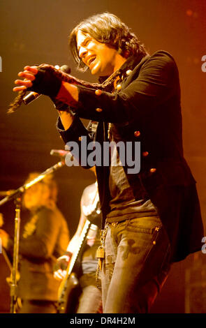 Mar 12, 2009 - Toronto, Ontario, Canada - AUSTIN WINKLER, cantante di ostacolare suona dal vivo con la band presso l'Accademia del suono al Canadian Music Week di Toronto. (Credito Immagine: © Steve Dormer Southcreek/EMI/ZUMA Press) Foto Stock