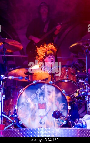 Mar 12, 2009 - Toronto, Ontario, Canada - CODY HANS, batterista di ostacolare suona dal vivo con la band presso l'Accademia del suono al Canadian Music Week di Toronto. (Credito Immagine: © Steve Dormer Southcreek/EMI/ZUMA Press) Foto Stock