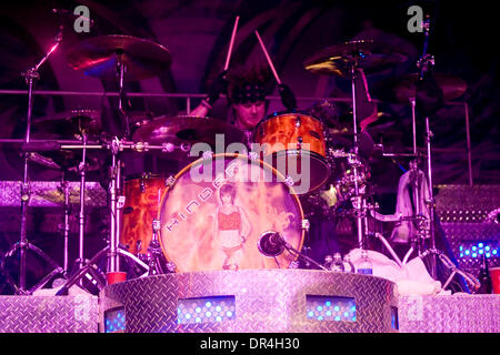 Mar 12, 2009 - Toronto, Ontario, Canada - CODY HANS, batterista di ostacolare suona dal vivo con la band presso l'Accademia del suono al Canadian Music Week di Toronto. (Credito Immagine: © Steve Dormer Southcreek/EMI/ZUMA Press) Foto Stock