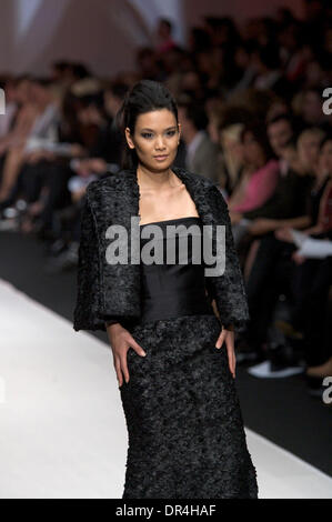 Mar 16, 2009 - Toronto, Ontario, Canada - Modelli sulla pista per il David Dixon Collezione Toronto durante la settimana della moda a Nathan Phillips Square a Toronto in Canada. (Credito Immagine: © Chaz Niell Southcreek/EMI/ZUMA Press) Foto Stock