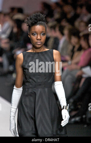 Mar 16, 2009 - Toronto, Ontario, Canada - Modelli sulla pista per il David Dixon Collezione Toronto durante la settimana della moda a Nathan Phillips Square a Toronto in Canada. (Credito Immagine: © Chaz Niell Southcreek/EMI/ZUMA Press) Foto Stock