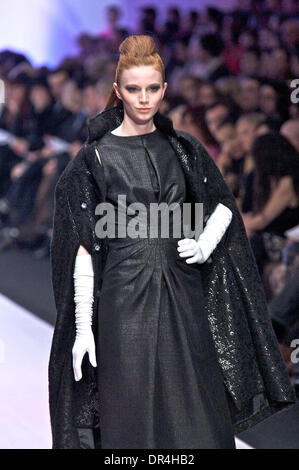 Mar 16, 2009 - Toronto, Ontario, Canada - Modelli sulla pista per il David Dixon Collezione Toronto durante la settimana della moda a Nathan Phillips Square a Toronto in Canada. (Credito Immagine: © Chaz Niell Southcreek/EMI/ZUMA Press) Foto Stock