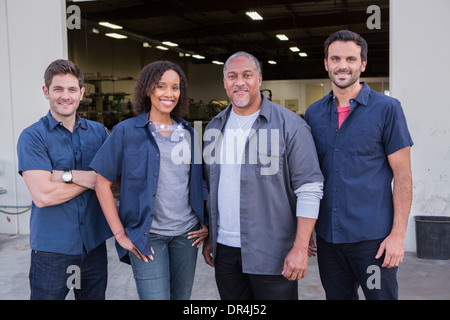 Lavoratori sorridente al di fuori magazzino Foto Stock