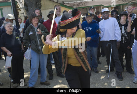 Apr 29, 2009 - Sacramento, California, Stati Uniti d'America - Suor Libby Fernandez, Direttore Esecutivo di pani e i pesci che servono i senzatetto cerca di colpire una Pinata durante un messicano fiesta sponsorizzato da Zocalo ristorante. I senzatetto in pani e i pesci oggi ha celebrato con un Cinco de Maya con tema il cibo donato da Zocalo che includeva anche una band che suonava musica mariachi. Frenandez Foto Stock