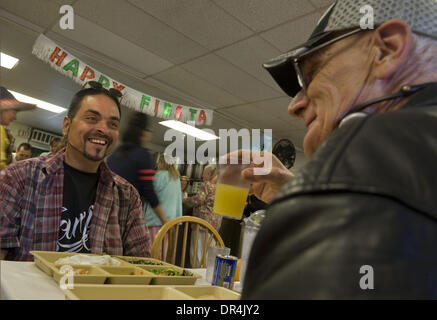 Apr 29, 2009 - Sacramento, California, Stati Uniti d'America - GEROGE PHELPS, 64, destra, che vive nel Capitol Hotel Park e David Hernandez, 40, che è ancora in vita in una tenda gustare il cibo messicano durante la pausa pranzo in pani e pesci. ''Questa è una grande sorpresa. Non ho mai avuto il cibo come questo prima di qui e che mi sono state venendo per due anni,'' ha detto Hernandez. I senzatetto in pani e pesci toda Foto Stock