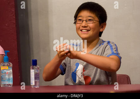 Apr 29, 2009 - Sacramento, California, Stati Uniti d'America - Cocoro Nagasaka, un quinto classificatore a letti di fiumi elementare, si lava le mani con sapone antibatterico riprese di film un podcast all'Natomas High School television studio su come non ottenere l'influenza suina mercoledì. (Credito Immagine: © Anne Chadwick Williams/Sacramento Bee/ZUMA Premere) Restrizioni: * USA Tabloid diritti * Foto Stock