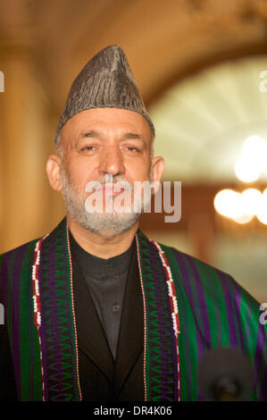 05 maggio 2009 - Washington, Distretto di Columbia, Stati Uniti d'America - Afghanistan il presidente Hamid Karzai affronta i media con le casse di casa pelosi. (Credito Immagine: © Chaz Niell /Southcreek EMI/ZUMA Press) Foto Stock