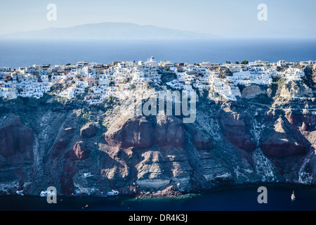 Vista aerea della città costruita sulle coste rocciose, Oia, Egeo, Grecia Foto Stock