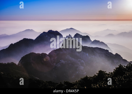 Nebbia laminazione su montagne rocciose, Huangshan Anhui, Cina Foto Stock