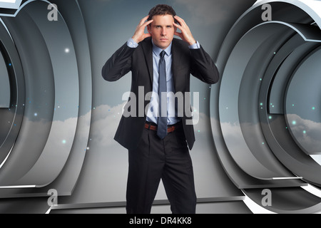 Immagine composita del sottolineato imprenditore con le mani sulla testa Foto Stock