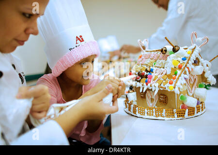 Dic. 09, 2008 - Ft Lauderdale, FL - Florida, Stati Uniti d'America - Stati Uniti - flbginger1209a 12/09/08 studenti provenienti da Internazionale Scuola Culinaria all Istituto d Arte di Fort Lauderdale e pediatrici ematologia/pazienti oncologici a Chris Evertâ€™s bambini€™s Hospital di Broward General Medical Center decorate 20 â€˜pre-fabâ€™ Gingerbread case con glassa, gocce di gomma, candy canes, pre Foto Stock