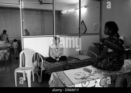 Jan 24, 2009 - Hyderabad, Andhra Pradesh, India - K. Shamrao è HIV positivo e ha TB, presso il centro Nirekshana a Hyderabad.Nirekshana lavora nel campo dell'HIV i pazienti,come per le stime circa la metà di tutti i pazienti sieropositivi sono suscettibili di contrarsi TB. (Credito Immagine: © Subhash Sharma/ZUMA Press) Foto Stock