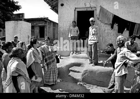 Jan 24, 2009 - India - TB di lavoratori per la salute della donna SEWA delle ONG che erano su una casa in casa la visita del villaggio di Vautha in Gujarat per pazienti con sospetto di tubercolosi Kantibhai affrontare un TB di paziente che ha smesso di prendere i suoi farmaci.volevano convincere hima e la sua famiglia che deve riavviare il suo TB medicinali. (Credito Immagine: © Subhash Sharma/ZUMA Press) Foto Stock