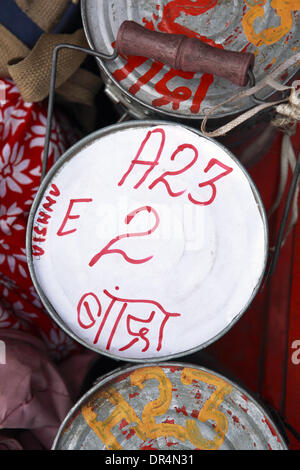 Mar 03, 2009 - Mumbai, Maharashtra, India - contrassegni unici sul Dabba sono usati per identificare la fonte e la destinazione di ogni client.Quando un nuovo client entra in lui riceve un Dabba o ristorante Tiffin unico con la marcatura singola. Anche se migliaia di Dabbas vengono consegnati ogni giorno, non vi è quasi alcun torto o consegna disadattato che parla volumi circa la loro unica marcatura sys Foto Stock