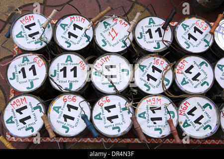 Mar 03, 2009 - Mumbai, Maharashtra, India - contrassegni unici sul Dabba sono usati per identificare la fonte e la destinazione di ogni client. Quando un nuovo cliente si unisce in lui riceve un Dabba o ristorante Tiffin unico con la marcatura singola. Anche se migliaia di Dabbas vengono consegnati ogni giorno, non vi è quasi alcun torto o consegna disadattato che parla volumi circa la loro unica marcatura s Foto Stock