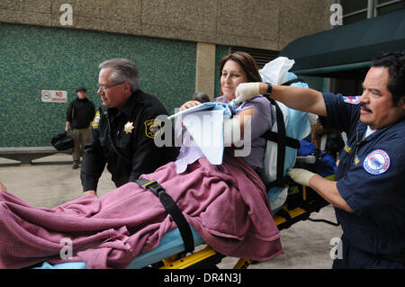 Mar 04, 2009 - Stockton, California, Stati Uniti d'America - Superior Corte giudice CINDA FOX essendo tirato fuori su una barella dopo essere stata accoltellata nel suo secondo piano aule di tribunale a San Joaquin County Courthouse. (Credito Immagine: © Calixtro Romias/l'Stockton Record/ZUMA Press) Foto Stock