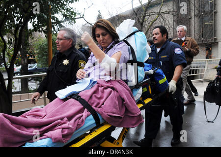 Mar 04, 2009 - Stockton, California, Stati Uniti d'America - Superior Corte giudice CINDA FOX essendo tirato fuori su una barella dopo essere stata accoltellata nel suo secondo piano aule di tribunale a San Joaquin County Courthouse. (Credito Immagine: © Calixtro Romias/l'Stockton Record/ZUMA Press) Foto Stock