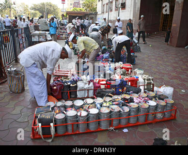 Mar 04, 2009 - Mumbai, Maharashtra, India - Dabbawallas tenendo dietro il vuoto o Dabbas ristorante Tiffin caselle per le abitazioni dei clienti per la consegna. Dopo il pranzo il vuoto Dabbas dalla località sono tutti raccolti presso la stazione ferroviaria più vicina e quindi smistati come per la stazione ferroviaria di consegna. Da qui il vuoto dabbas vengono caricati sul mumbai suburban treni locali e t Foto Stock