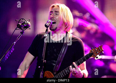 Apr 17, 2009 - New Orleans, Louisiana, Stati Uniti - Nickelback lead singer CHAD KROEGER suona con la band durante il loro concerto tappa del tour a sostegno del loro nuovo album 'Dark Horse' alla New Orleans Arena di New Orleans, in Louisiana. (Credito Immagine: © Derick Hingle Southcreek/EMI/ZUMA Press) Foto Stock