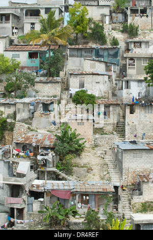 Apr 30, 2009 - Port-au-Prince, Haiti - La collina povera comunità di Martissant, costruito in precario equilibrio sulle colline denudata al di sopra di Port au Prince, capitale haitiana. (Credito Immagine: © David Snyder/ZUMA Press) Foto Stock