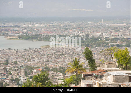 Apr 30, 2009 - Port-au-Prince, Haiti - La collina povera comunità di Martissant, costruito in precario equilibrio sulle colline denudata al di sopra di Port au Prince, capitale haitiana. (Credito Immagine: © David Snyder/ZUMA Press) Foto Stock