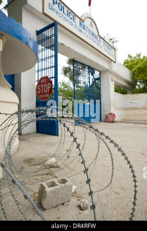 Apr 30, 2009 - Port-au-Prince, Haiti - i cancelli della Haitian National Police Academy a Port au Prince (credito Immagine: © David Snyder/ZUMA Press) Foto Stock