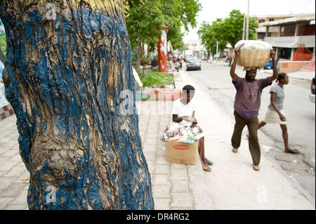 Apr 30, 2009 - Port-au-Prince, Haiti - una strada laterale distributore vende alimenti fritti da un informale stand a Port au Prince (credito Immagine: © David Snyder/ZUMA Press) Foto Stock