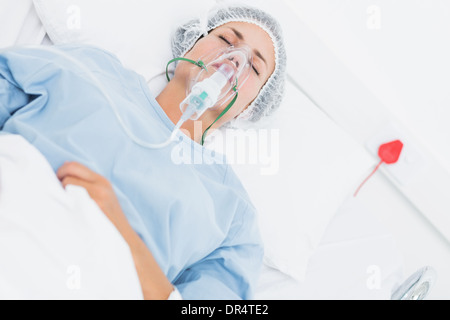 Paziente femmina di ricezione di ventilazione artificiale Foto Stock