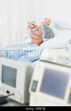 Paziente femmina di ricezione di ventilazione artificiale Foto Stock