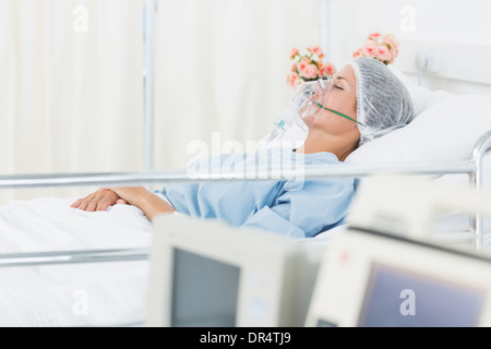 Paziente femmina di ricezione di ventilazione artificiale Foto Stock