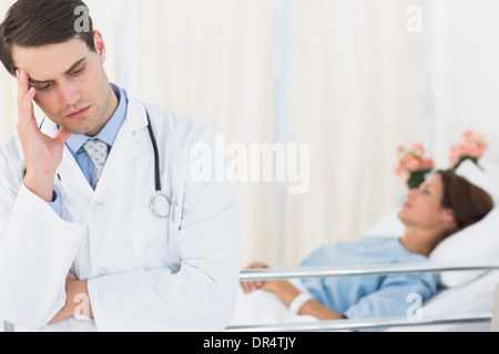 Preoccupato per il medico con il paziente in ospedale Foto Stock