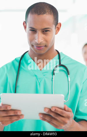 Bel maschio azienda medico digitale compressa Foto Stock