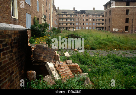 Un basso, ampio paesaggio di abbandono e di povertà su un Toxteth break durante i primi anni novanta nella città di Liverpool, in Inghilterra. Foto Stock