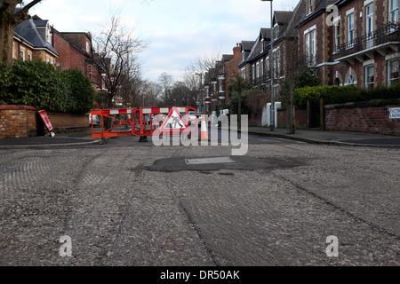 Segno che indica i lavori per una strada suburbana Foto Stock