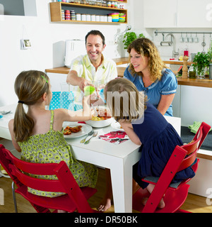 Famiglia avente la cena Foto Stock