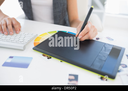 Femmina editor di foto utilizzando tavoletta grafica Foto Stock