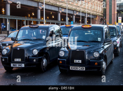 Le cabine di Hackney, noleggio privato Veicoli a noleggio  flotta di taxi il centro città di Manchester, Lancashire, Regno Unito Foto Stock