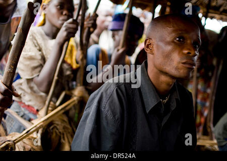 Dic 01, 2008 - Shasha, Repubblica Democratica del Congo - Direttore del camp in un IDP (sfollati a livello internazionale a persona) camp a 40 km (25 miglia) ad ovest di Goma. World Vision ha disposto l'accesso a un piccolo appezzamento di terra per alcuni degli sfollati al camp in modo che possano iniziare a rompere il loro affidamento sulle distribuzioni di cibo e mercati. rifugiato (credito Immagine: © T.J. Kirkpatrick/ZUMA Foto Stock