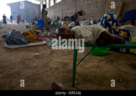 Dic 02, 2008 - Ngangi, Repubblica Democratica del Congo - un congolese bambino dorme su una panca in un IDP (internamente sfollati) camp al Centro Don Bosco di Ngangi, a nord di Goma. rifugiato (credito Immagine: © T.J. Kirkpatrick/ZUMA Press) Foto Stock