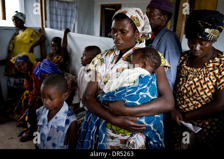 Dic 09, 2008 - Goma, nella Repubblica democratica del Congo - sfollati congolesi attendere per cure mediche presso la clinica di Camp Bulengo, a ovest di Goma, uno dei più grandi IDP (internamente sfollati persona) campi vicino al campidoglio provinciale. rifugiato (credito Immagine: © T.J. Kirkpatrick/ZUMA Press) Foto Stock