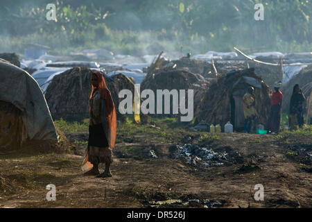 Dic 11, 2008 - Goma, nella Repubblica democratica del Congo - un spostato donna congolese a Mubimbi IDP (internamente sfollati) camp. Mumbai camp è iniziato come una casa temporanea per una manciata di famiglie in una valle vicino alla città di Minova, ma è cresciuto a casa diverse migliaia di congolesi nonostante una costante mancanza di presenza umanitaria o coerente distribuzioni alimentari. rifugiati (credito mi Foto Stock